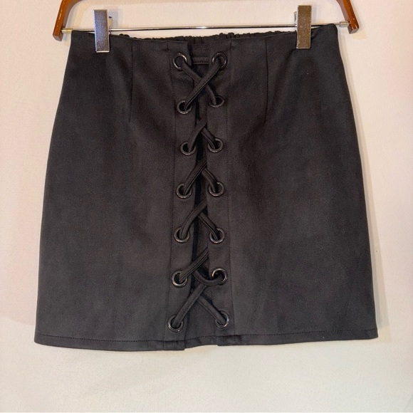 2/$30 Shinestar  Faux Suede Criss-Crossed Lace-up Mini Skirt Size M - Picture 1 of 8